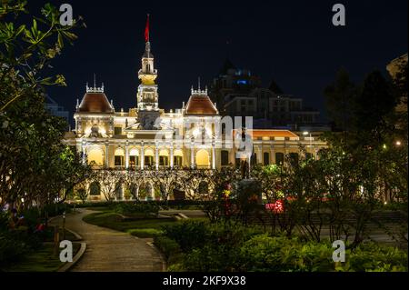 La statue de Ho Chi Minh devant le bâtiment du Comité du peuple la nuit, Ho Chi Minh ville Banque D'Images