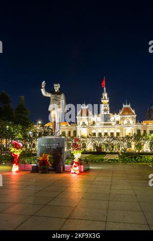 La statue de Ho Chi Minh devant le bâtiment du Comité du peuple la nuit, Ho Chi Minh ville Banque D'Images