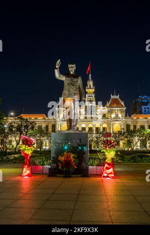 La statue de Ho Chi Minh devant le bâtiment du Comité du peuple la nuit, Ho Chi Minh ville Banque D'Images