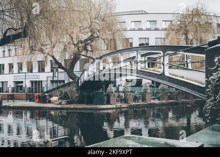 Pont sur Regent's Canal, Camden Town, Londres Banque D'Images