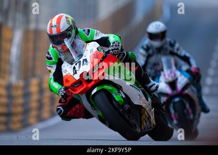 Macao, Chine. 17th novembre 2022. Kamil Holan (L) de la République tchèque participe à la compétition libre du Grand Prix de moto de Macao 54th au Grand Prix de Macao 69th à Macao, Chine du Sud, le 17 novembre 2022. Crédit: Cheong Kam Ka/Xinhua/Alay Live News Banque D'Images