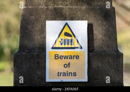 Pris le 14 mars 2022 à Thompson Park Burnley Lancashire. Attention au panneau de train fixé au mur. Banque D'Images