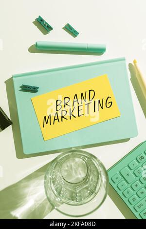 Légende présentant le marketing de la marque. Photo conceptuelle la pratique consistant à approcher les clients pour créer une meilleure image Banque D'Images