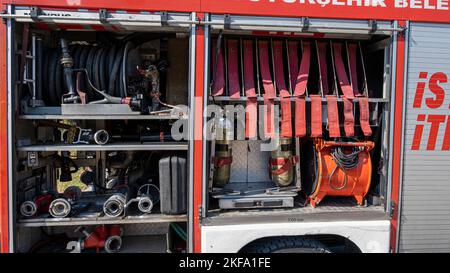 Les pompiers réagissent à l'incendie au champ avec des camions d'incendie à Büyükçekmece, İstanbul. Banque D'Images