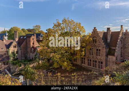 Un gros plan de maisons médiévales en pierre à Bruges près de la rivière Zwyn Banque D'Images