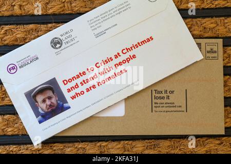 Poster le courrier sur le paillasson - appel de charité de crise, faire un don à la crise à Noël et se tenir avec les personnes qui sont sans abri Banque D'Images