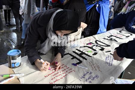 L'illustration montre une action de protestation organisée par la Fédération des étudiants francophones (FEF), à Bruxelles, le jeudi 17 novembre 2022. Les étudiants protestent pour dénoncer l'augmentation du coût de la vie et ses conséquences sur l'insécurité des étudiants. BELGA PHOTO ERIC LALMAND Banque D'Images
