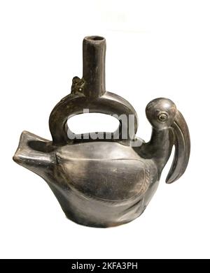 Vase ou pot en céramique zoomorphe représentant un oiseau, un pélican, issu de la culture du royaume de Chimor ou de la culture de Chimu du Pérou. Entre 1100 et 1400 après J.-C. Banque D'Images