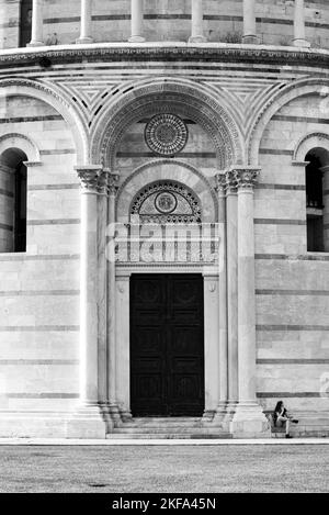 Photo en noir et blanc montrant en détail la porte d'entrée de l'église historique de Pise Banque D'Images