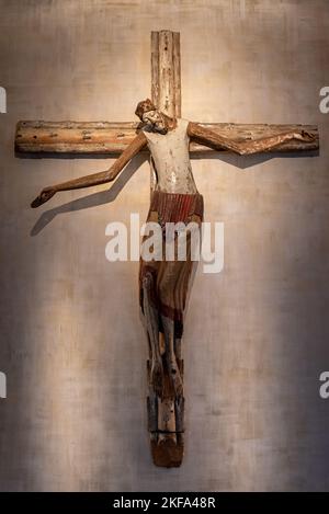 Gros plan sur le crucifix en bois dans lequel un des bras de Jésus tombe de la croix Banque D'Images