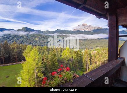 Dolomiti (Italie) - Vue sur le massif des Dolomites, site de l'UNESCO, en Vénétie et dans le Trentin-Haut-Adige. Ici Sasso della Croce et Cima Dieci à Badia Banque D'Images