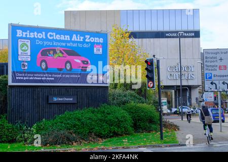 Bristol, Royaume-Uni. 17th novembre 2022. La zone Air pur de Bristol sera mise en place le 28th novembre, tout comme First bus, un important opérateur de bus à Bristol annonce qu'elle réduit un nombre important de trajets en raison d'une pénurie de conducteurs. La zone Air pur ou ZAC limitera le nombre de véhicules polluants entrant dans la ville, ce qui obligera les gens à utiliser les transports en commun. First bus espère qu'en donnant un préavis, il permettra aux clients de faire des plans alternatifs. Crédit : JMF News/Alay Live News Banque D'Images