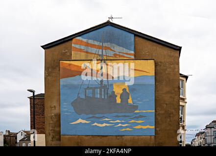 Murale représentant un bateau de pêche détouré au coucher du soleil Banque D'Images