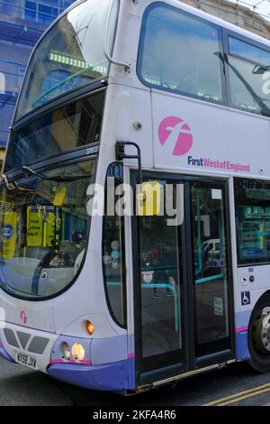 Bristol, Royaume-Uni. 17th novembre 2022. La zone Air pur de Bristol sera mise en place le 28th novembre, tout comme First bus, un important opérateur de bus à Bristol annonce qu'elle réduit un nombre important de trajets en raison d'une pénurie de conducteurs. La zone Air pur ou ZAC limitera le nombre de véhicules polluants entrant dans la ville, ce qui obligera les gens à utiliser les transports en commun. First bus espère qu'en donnant un préavis, il permettra aux clients de faire des plans alternatifs. Crédit : JMF News/Alay Live News Banque D'Images