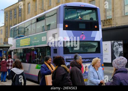 Bristol, Royaume-Uni. 17th novembre 2022. La zone Air pur de Bristol sera mise en place le 28th novembre, tout comme First bus, un important opérateur de bus à Bristol annonce qu'elle réduit un nombre important de trajets en raison d'une pénurie de conducteurs. La zone Air pur ou ZAC limitera le nombre de véhicules polluants entrant dans la ville, ce qui obligera les gens à utiliser les transports en commun. First bus espère qu'en donnant un préavis, il permettra aux clients de faire des plans alternatifs. Crédit : JMF News/Alay Live News Banque D'Images