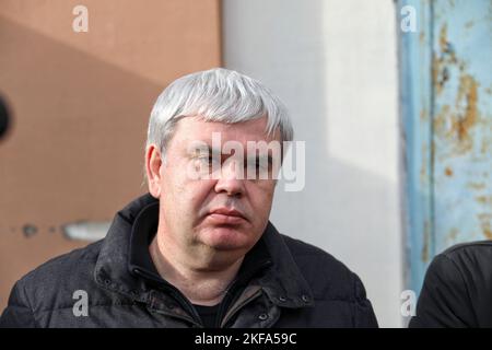 Non exclusif: KHERSON, UKRAINE - 16 NOVEMBRE 2022 - Volodymyr Kaliuha, chef du Bureau du Procureur régional de Kherson, est photographié lors d'un exposé Banque D'Images