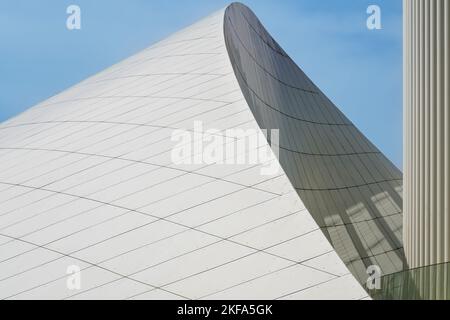 Fascinante pièce de lumière sur la façade extérieure architecturale moderne de la Philharmonie Luxembourg dans la ville de Luxembourg, dans le quartier de Kirchberg. Banque D'Images