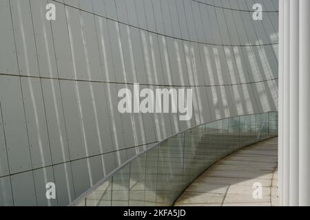 Fascinante pièce de lumière sur la façade extérieure architecturale moderne de la Philharmonie Luxembourg dans la ville de Luxembourg, dans le quartier de Kirchberg. Banque D'Images