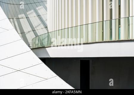 Fascinante pièce de lumière sur la façade extérieure architecturale moderne de la Philharmonie Luxembourg dans la ville de Luxembourg, dans le quartier de Kirchberg. Banque D'Images