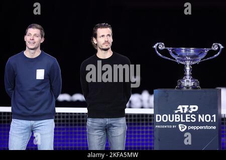 Wesley Koolhof de Hollande et Neal Skupski de Grande-Bretagne reçoivent le trophée des meilleurs joueurs doubles de l'ATP 2022 pendant le cinquième jour des finales du Tour mondial de l'ATP de Nitto à Pala Alpitour sur 17 novembre 2022 à Turin, Italie Banque D'Images