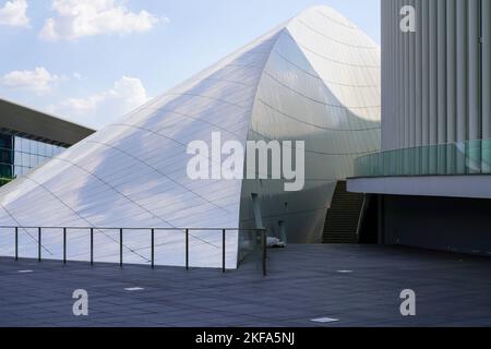 Fascinante pièce de lumière sur la façade extérieure architecturale moderne de la Philharmonie Luxembourg dans la ville de Luxembourg, dans le quartier de Kirchberg. Banque D'Images