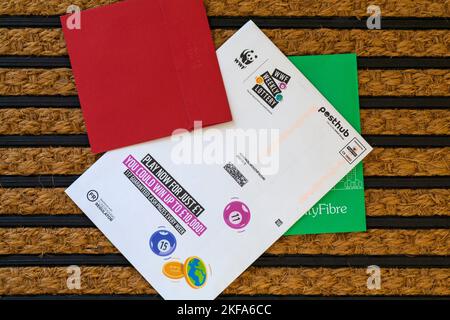 Poster le courrier sur le paillasson - loterie hebdomadaire du WWF Banque D'Images