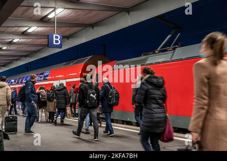 Gare, train express régional sur plateforme, passagers, Essen, NRW, Allemagne, Banque D'Images