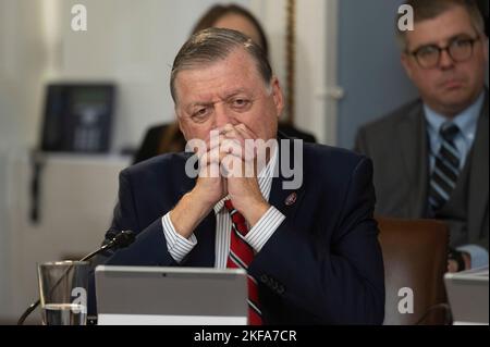 Washington, États-Unis d'Amérique. 16th novembre 2022. Le représentant des États-Unis, Tom Cole (républicain de l'Oklahoma), membre de la commission du Règlement de la Chambre des États-Unis, écoute le témoignage sur le siège d'un délégué de la nation Cherokee à la Chambre des représentants des États-Unis, lors d'une audience de la commission à Capitol Hill, à Washington, le mercredi 16 novembre 2022. Crédit: Cliff Owen/CNP/Sipa USA crédit: SIPA USA/Alay Live News Banque D'Images