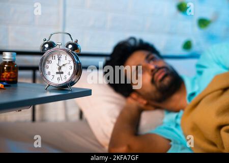 jeune homme incapable de dormir pendant la nuit à la chambre - concept de souffrir de l'insomnie, de sérieux et de problèmes familiaux Banque D'Images