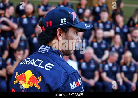 Abu Dhabi, Émirats arabes Unis. 17/11/2022, Sergio Perez (MEX) Red Bull Racing. Grand Prix d'Abu Dhabi, jeudi 17th novembre 2022. Yas Marina circuit, Abu Dhabi, Émirats Arabes Unis. Banque D'Images