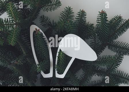 Oreilles de lapin blanc sur le fond d'un arbre de Noël. 2023 nouvelle année du lapin selon le calendrier oriental. Zodiaque chinois. Banque D'Images