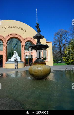 Water Fountains et Statue Fitzroy Gardens lors d'une journée ensoleillée à Melbourne, Victoria VIC, Australie Banque D'Images