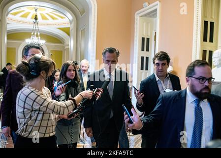 Washington, États-Unis d'Amérique. 16th novembre 2022. Le sénateur américain Mitt Romney (républicain de l'Utah) marche avec des reporters au Capitole des États-Unis à Washington, DC, lors des votes de la direction républicaine au Sénat, mercredi, 16 novembre 2022. Crédit: Cliff Owen/CNP/Sipa USA crédit: SIPA USA/Alay Live News Banque D'Images