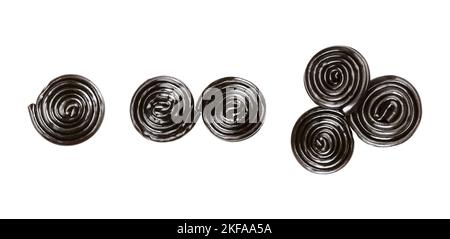 Roues de réglisse formant trois motifs celtiques en spirale, une simple et une double spirale et un triskelion. Confection de réglisse, de couleur noire. Banque D'Images