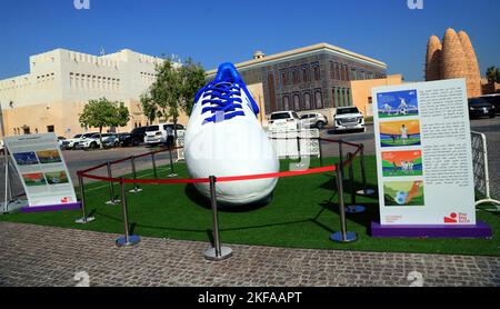 Doha, Qatar. 16th novembre 2022. La plus grande cale de football au monde de l'artiste M. Dileef, a été exposée au village culturel de Katara, mesurant 17 pieds de long et 7 pieds de haut avec un poids de plus de 500 kg, fabriqué avec les mêmes matériaux utilisés pour fabriquer des crampons de football, tels que la fibre, le cuir, la résine, feuilles de mousse, et des feuilles d'acrylique. Dans le but de définir un nouveau record mondial Guinness pour le plus grand championnat du monde de football. Sur 16 novembre 2022 à Doha au Qatar. (Photo de Sidhik Keerantakath/Eyepix Group/Sipa USA) crédit: SIPA USA/Alay Live News Banque D'Images