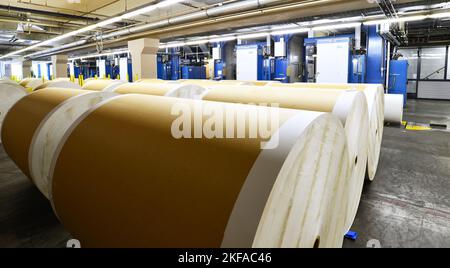 Les rouleaux de papier et de machines d'impression offset dans une grande boutique d'impression pour la production de journaux et magazines Banque D'Images