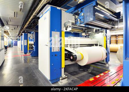 Les rouleaux de papier et de machines d'impression offset dans une grande boutique d'impression pour la production de journaux et magazines Banque D'Images