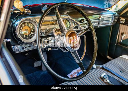 Des Moines, IA - 02 juillet 2022 : vue détaillée de l'intérieur d'une berline Hudson Hornet 4 portes 1951 lors d'un salon de voiture local. Banque D'Images