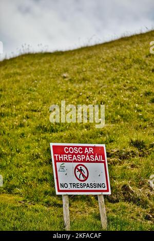 Pas de signe d'intrusion en gaélique et en anglais, Slieve League Mountain, Atlantic Coast, County Donegal, Irlande Banque D'Images