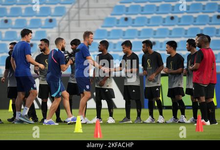 Harry Kane, en Angleterre, se met à la main avec des joueurs de la communauté locale lors d'un événement d'engagement communautaire au stade du club sportif Al Wakrah à Al Wakrah, au Qatar. Date de la photo: Jeudi 17 novembre 2022. Banque D'Images