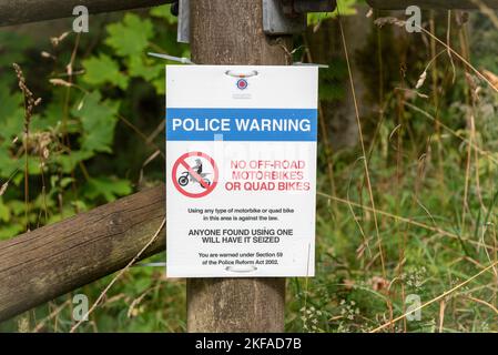 Forêt de Gisburn. Forrest de Bowland, Clitheroe, Lancashire Royaume-Uni. La loi de réforme de la police est liée à un poste de clôture avertissant les véhicules hors route de ne pas le faire Banque D'Images