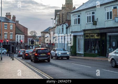 La route principale A5193 tôt le matin traversant Wellingborough, Northamptonshire, Angleterre, Royaume-Uni Banque D'Images