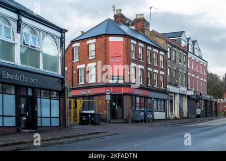 PizzaHut sur la route principale A5193 tôt le matin passant par Wellingborough, Northamptonshire, Angleterre, Royaume-Uni Banque D'Images