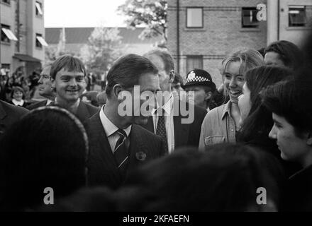 Le Prince Charles, le Prince de Galles, ouvre de nouvelles salles d'étudiants à l'Université de Cardiff, en novembre 1995. Image d'archive : Rob Watkins/Alay Banque D'Images