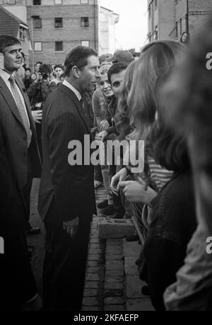 Le Prince Charles, le Prince de Galles, ouvre de nouvelles salles d'étudiants à l'Université de Cardiff, en novembre 1995. Image d'archive : Rob Watkins/Alay Banque D'Images