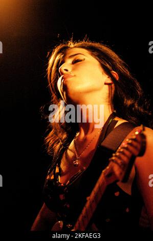 AMY WINEHOUSE, JEUNE, 2004 : Amy Winehouse au Barfly Club à Cardiff, pays de Galles, le 2 mars 2004. C'était un concert de charité pour environ 100 personnes dans un minuscule club et la jeune chanteuse de 20 ans tournait avec des chansons de son premier album 'Frank'. Photographie : ROB WATKINS Banque D'Images