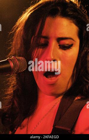 AMY WINEHOUSE, JEUNE, 2004 : Amy Winehouse au Barfly Club à Cardiff, pays de Galles, le 2 mars 2004. C'était un concert de charité pour environ 100 personnes dans un minuscule club et la jeune chanteuse de 20 ans tournait avec des chansons de son premier album 'Frank'. Photographie : ROB WATKINS Banque D'Images