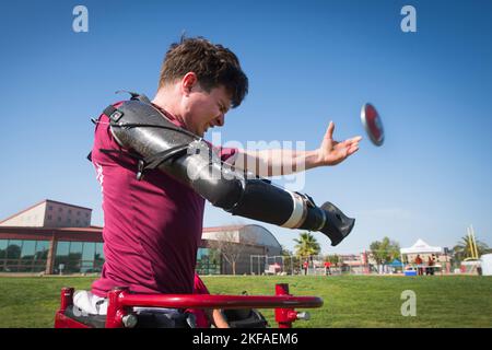 Sergent d'état-major Timothy Brown, de Houston, Texas, lance un discus lors des essais du corps des Marines de 2014 au camp de base du corps des Marines Pendleton, en Californie, en mars Banque D'Images