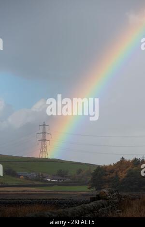 Pylône d'électricité avec arc-en-ciel à travers elle. Banque D'Images