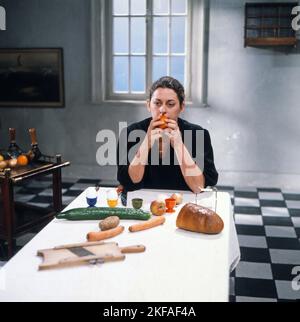 DAS Frauenzimmer, Fernsehfilm aus der Sendreihe 'das kleine Fernsehspiel', Deutschland 1981, Regie: Claudia von Alemann, Darsteller: Colleen Finneran am Esstisch Banque D'Images